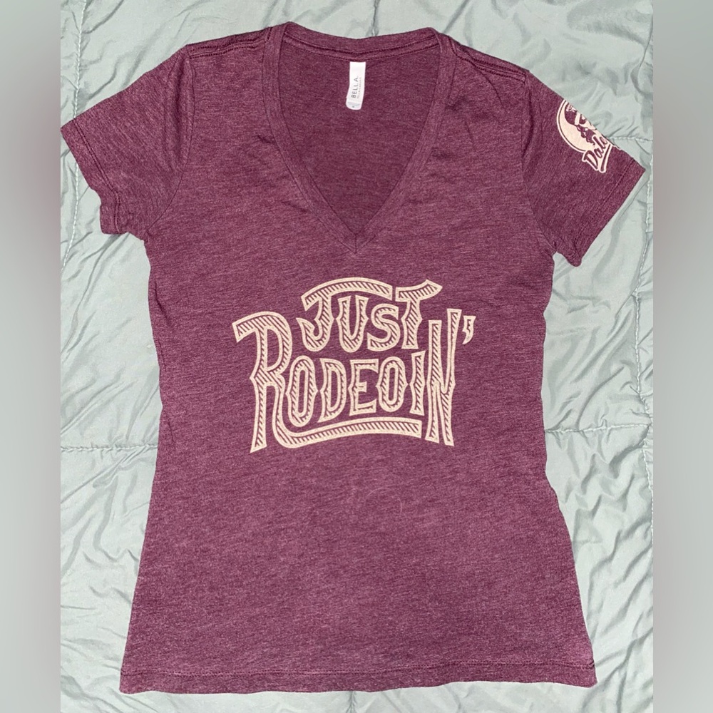 Dale Brisby “Just Rodeoin’” Medium V Neck T Shirt in Heathered Burgandy